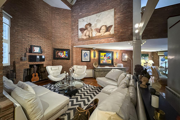 Casa de 5 dormitorios con 6 baños, 3 cocheras, pileta y quincho