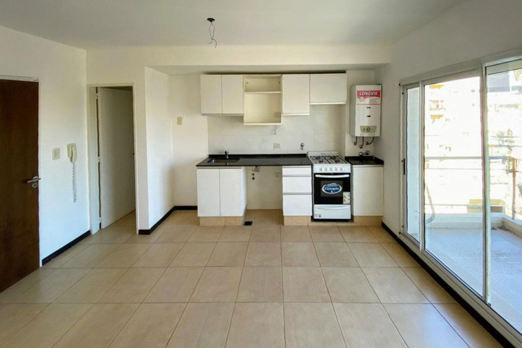 Departamento de 1 dormitorio al frente con balcón en el Centro