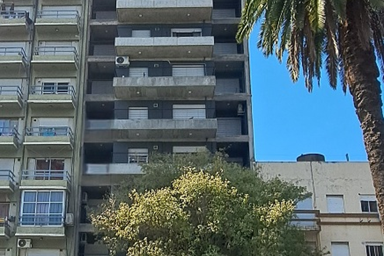 Av. Francia 800. Zona Facultades. Entrega inmediata. Balcón. Externo.