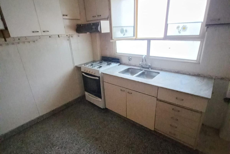 Mitre 200. Luminoso. Ventilación natural. Living comedor. Cocina independiente. Placares.