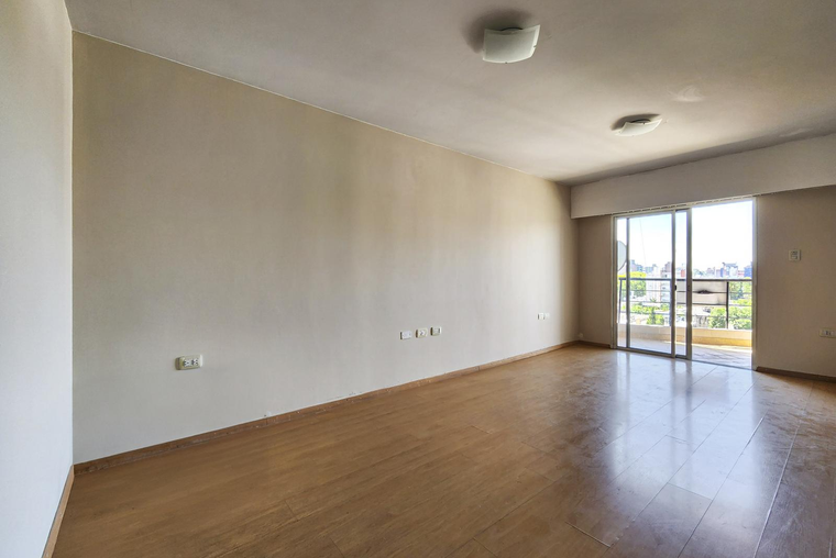 Departamento de 1 dormitorio con balcón al norte y cochera