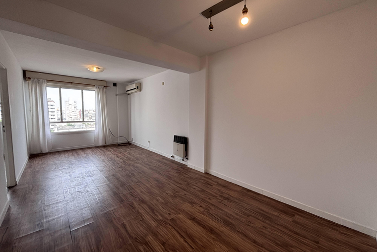 ALVEAR 1200. 60 m2. Oportunidad. Luminoso. Cocina separada. Ventilación cruzada.