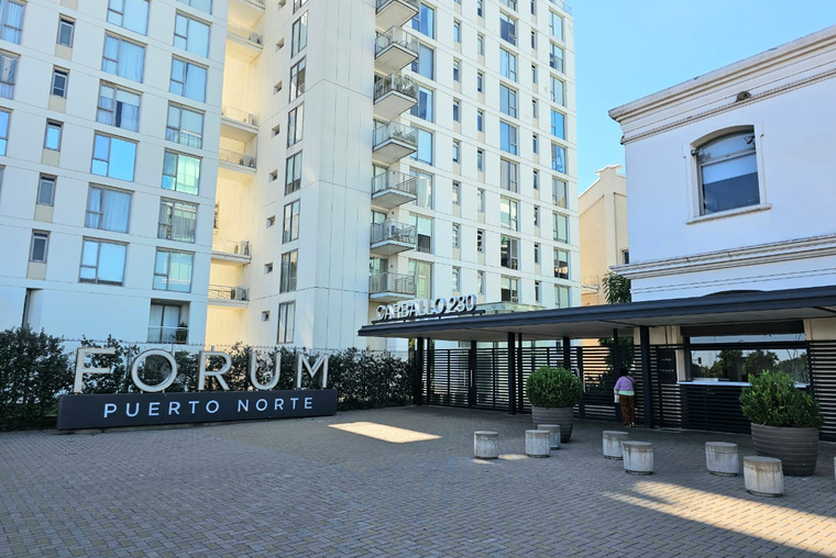 FORUM. Dúplex. Amplísimo. Estar comedor. Cocina comedor. 2 baños. Cochera. Amenities.