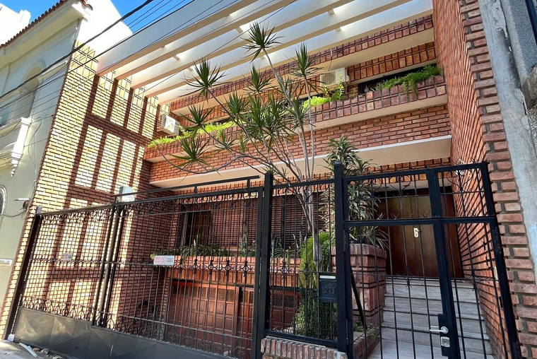JUAN JOSE PASO 1200. 2 plantas. 300 m2. Doble cochera. Patio. Balcón corrido. Vestidor.