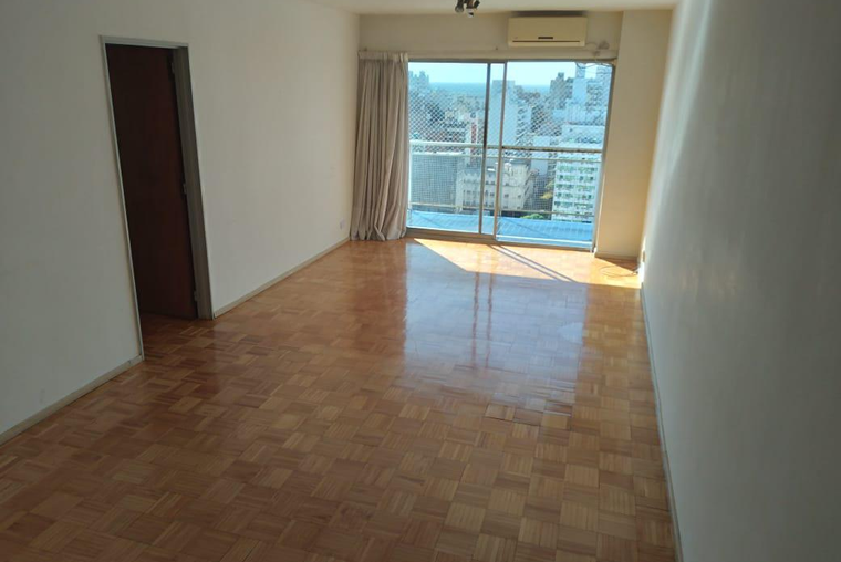 Córdoba 900. Balcón. Externo. Living comedor. Cocina independiente, amoblada. Lavadero.