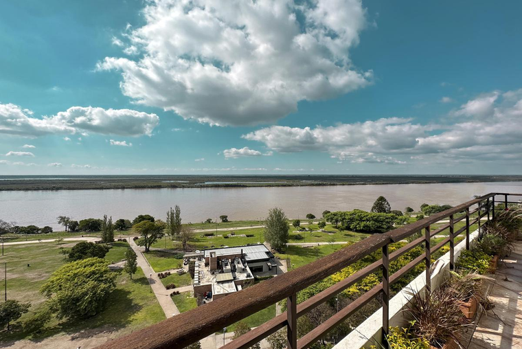 Departamento de 3 o 4 dormitorios, cochera y vista franca al río