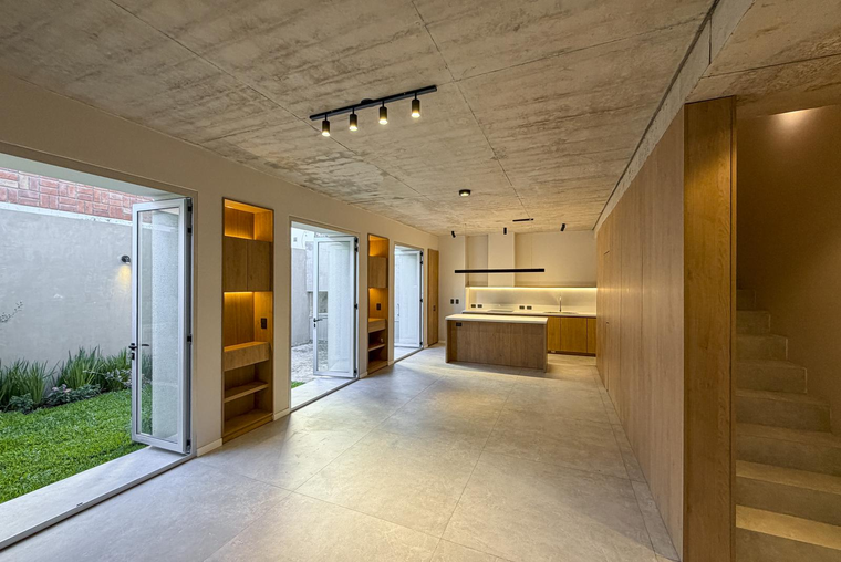 Casa de pasillo a estrenar con 3 dormitorios y gran jardín