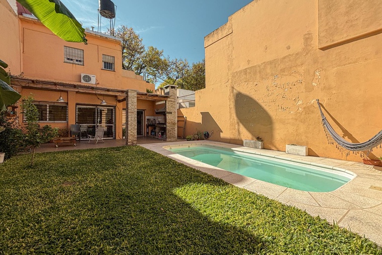 Casa de 3 dormitorios con cochera, pileta y quincho