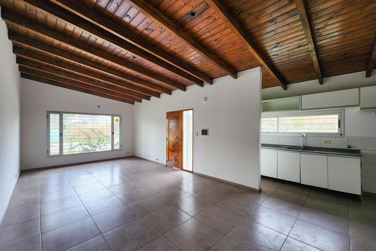 Casa 3 dormitorios con jardín y parrillero.
