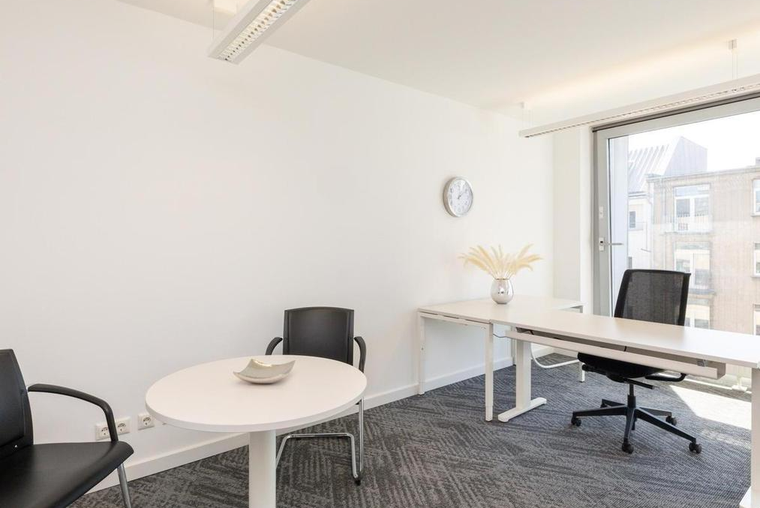 Alquiler de oficina comercial para 3 personas en Montevideo, Carrasco Valley.