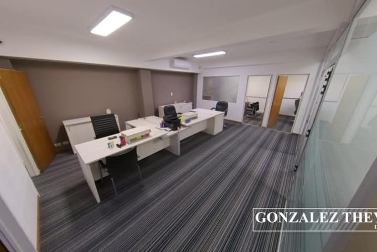 ATENCION CORDOBA - CORRIENTES. 95 m2 exclusivos. 54 m2 patio. 5 privados. Baños. Office. Categoría.