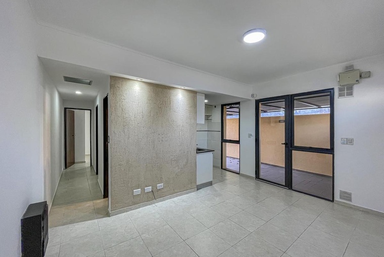 Casa al frente 2 dormitorios con patio y cochera en Echesortu