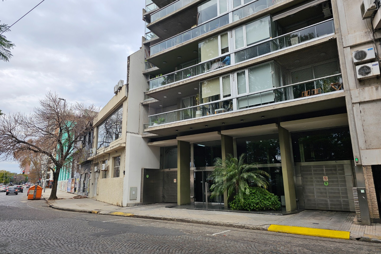 AV. WHEELWRIGHT - BALCARCE. Cochera. 2 balcones. 2 Baños. Living comedor. Cocina comedor. Lavadero.