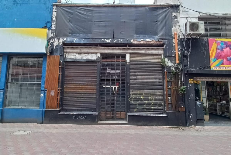 San Martín 1101. Peatonal esq San Juan. Local 2 plantas. Vidriera completa. Depósito. Baño.