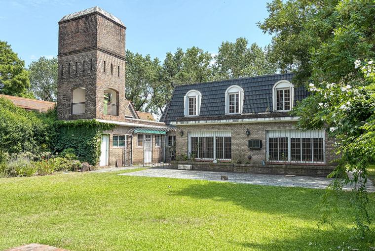 Casa de 6 dormitorios y 16 ambientes con mucho estilo frances en Fisherton