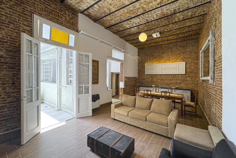 Casa de pasillo único de 3 dormitorios con patio y terraza en Lourdes