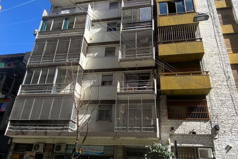 España 1600, metros Av. Pellegrini. Balcón. Cocina independiente. Pleno paseo comercial.