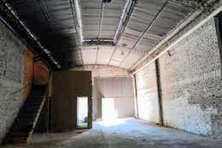 ALQUILO amplio GALPON parabólico.