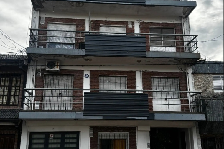 DEAN FUNES 1900. Frente. Balcón.