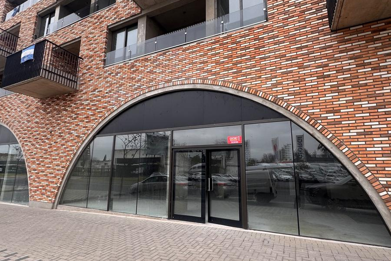 AV. CARBALLO Y AVELLANEDA. Edificio Ana. Fundar. Local 121 m2. Al frente y en esquina. Baño.