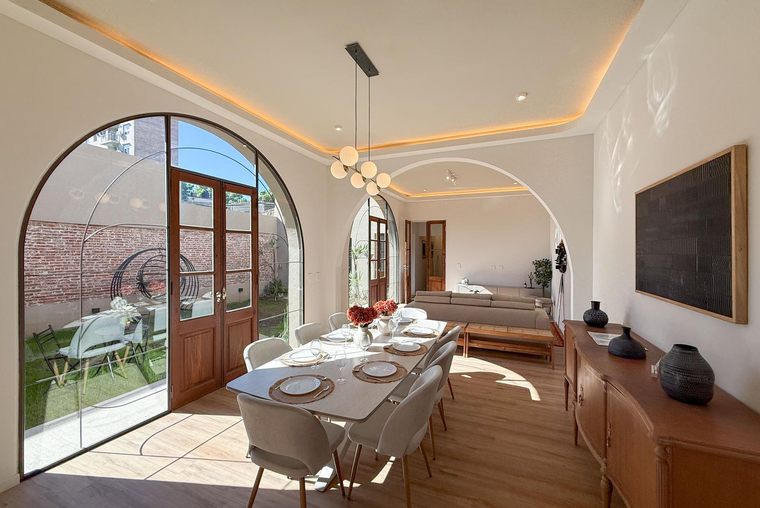 Casa de 4 dormitorios con cochera, quincho, jardín y pileta