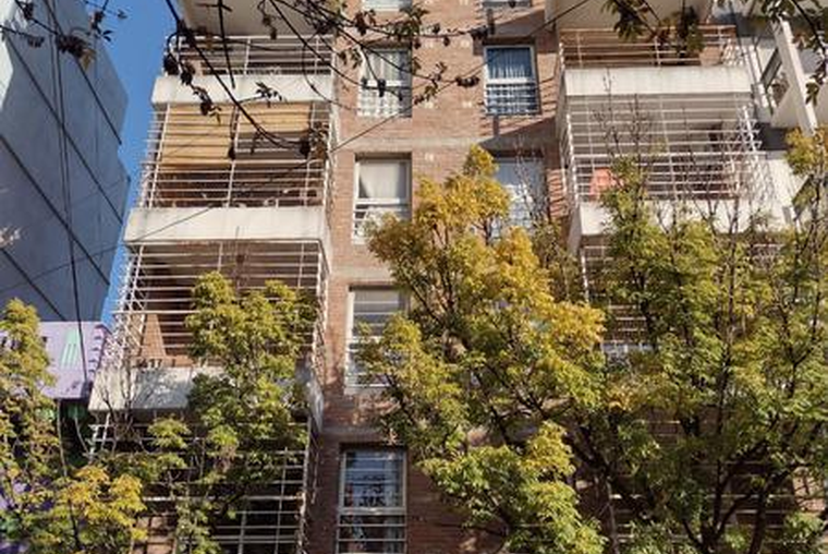 España 1212. Balcón frente. Living comedor. Cocina americana. Baño completo. Impecable. Muy luminoso