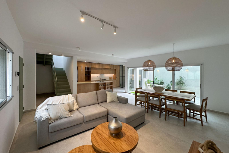 Casa de pasillo única con 3 dormitorios, terraza, pileta y parrilla