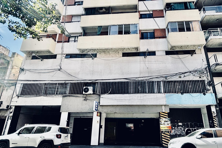 PLAYA ESTACIONAMIENTO. MITRE 1500. (1.000 m2). Al frente. Planta baja de edificio. Patio trasero. Ex