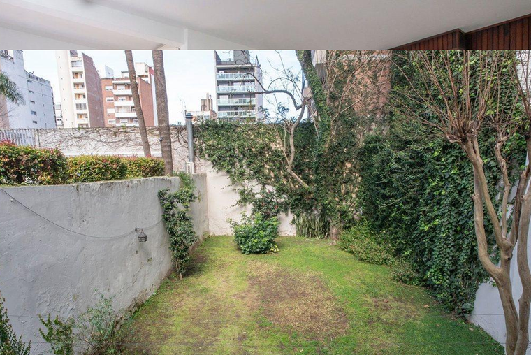 Casa de solida construcción y ambientes amplios - patio y jardín