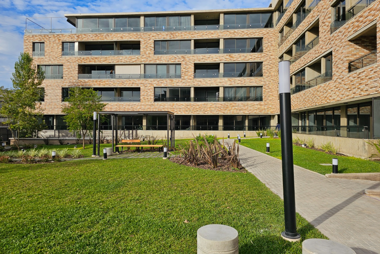 ATENCION. EDIFICIO ANA. FUNDAR. Av. Carballo - Bv. Avellaneda. Amplio balcón. Amenities.