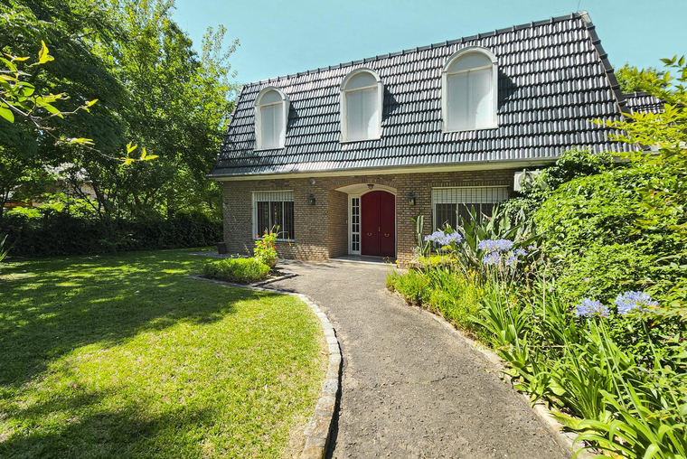 Casa de 6 dormitorios y 16 ambientes con mucho estilo frances en Fisherton