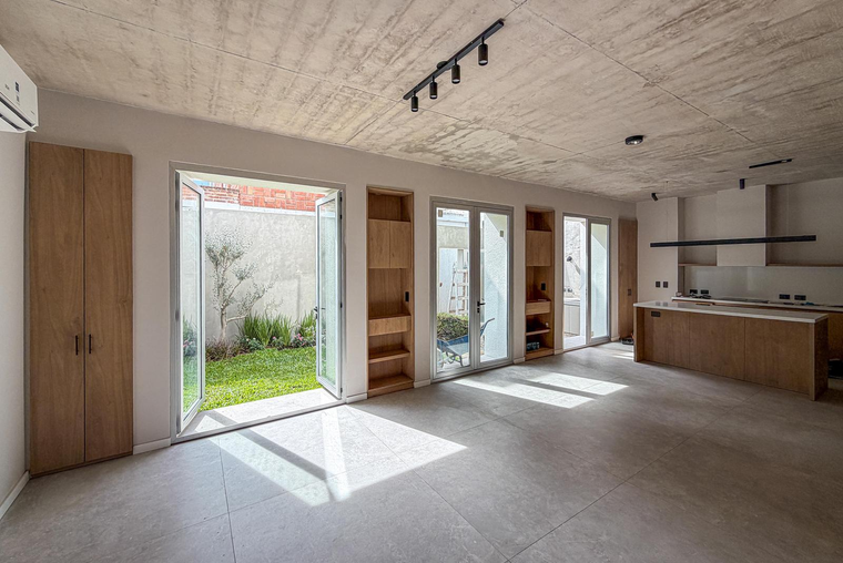 Casa de pasillo a estrenar con 3 dormitorios y gran jardín