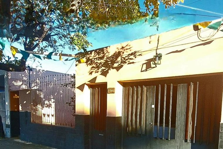 Nuestra Señora del Rosario 3300. Externa. Patio. Jardín. Garage. Reciclar. Más lote interno.