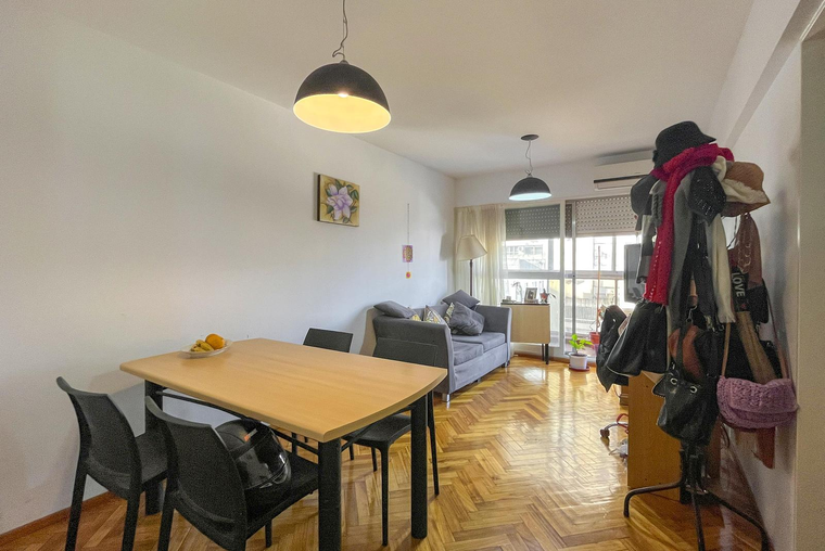 Departamento de 2 dormitorios con cocina separada y balcón en el Centro