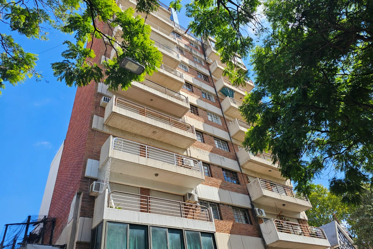 ATENCION EXTERNO. Moderno. Living comedor. Cocina. Balcón. 3 de Febrero - Bv. Oroño.
