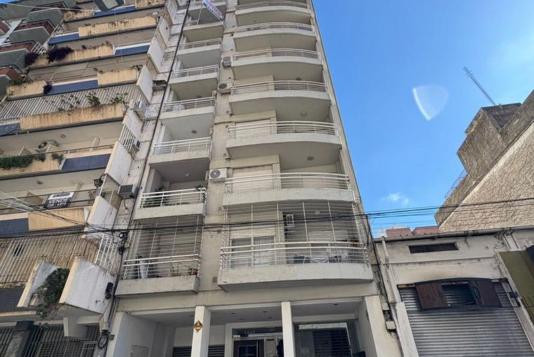Ventilación Cruzada - Impecable - Escritura