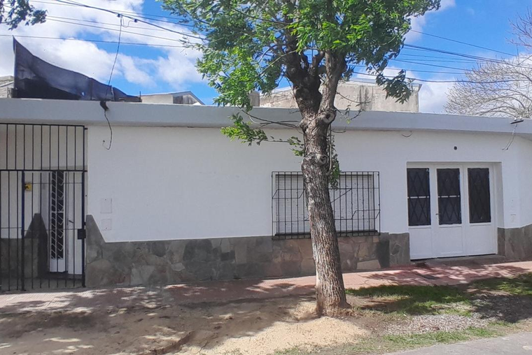 CASA DE 2 DORMITORIOS VENTA PATIO EXCLUSIVO PARQUE FIELD ROSARIO