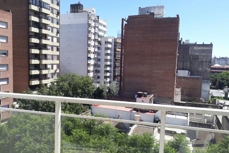 9 de Julio 1600. Balcón. Externo. Cocina comedor, amoblada. Lavadero.