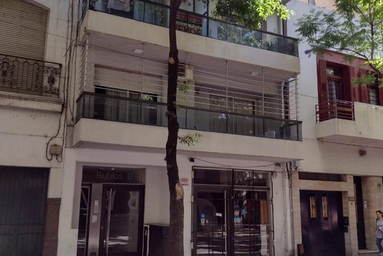 3 de Febrero 400. 40 m2. Divisible. Contrafrente silencioso. Cocina equipada. Placard. Entorno resid
