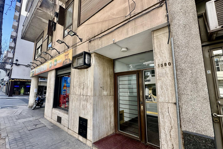 AMPLIO. BUENOS AIRES 1500. Balcón. Buen estado. Luminoso.