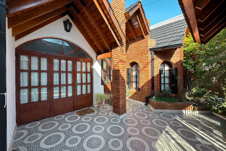 Casa de 2 dormitorios mas comodín con jardín, pileta y quincho en Alberdi