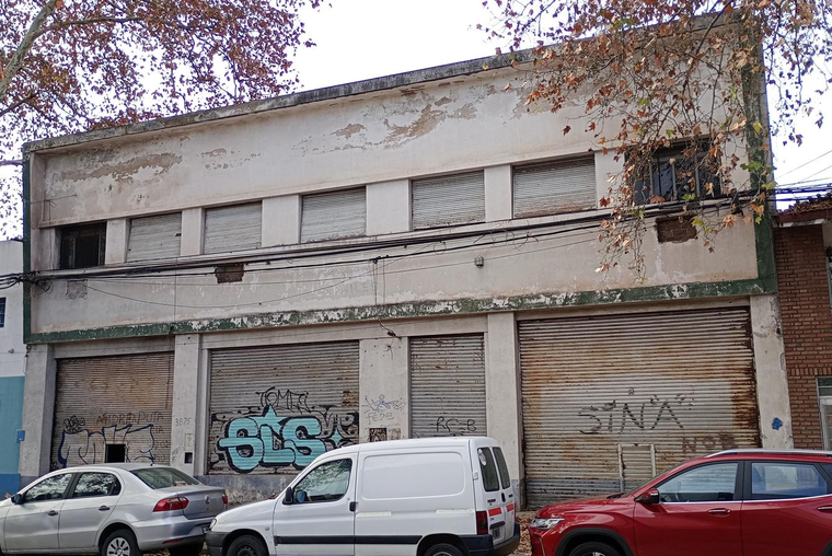 BUENOS AIRES Y PTE. QUINTANA. 1.000 m2. Local. Oficinas. . Depósitos. Doble ingreso. Ideal logistica