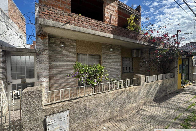 Amenabar 1800. Planta baja habitable. Planta alta en obra.