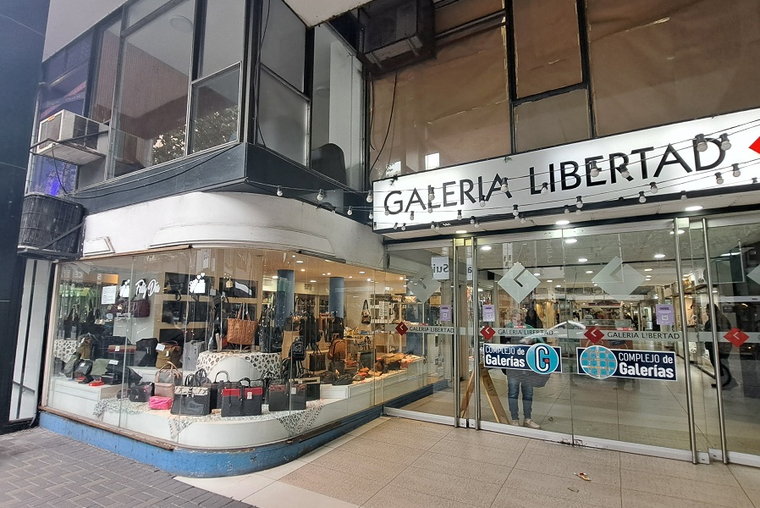 Galería Libertad. El mejor local. Salida a Calle Sarmiento. Amplias vidrieras. Posibilidad alquilado