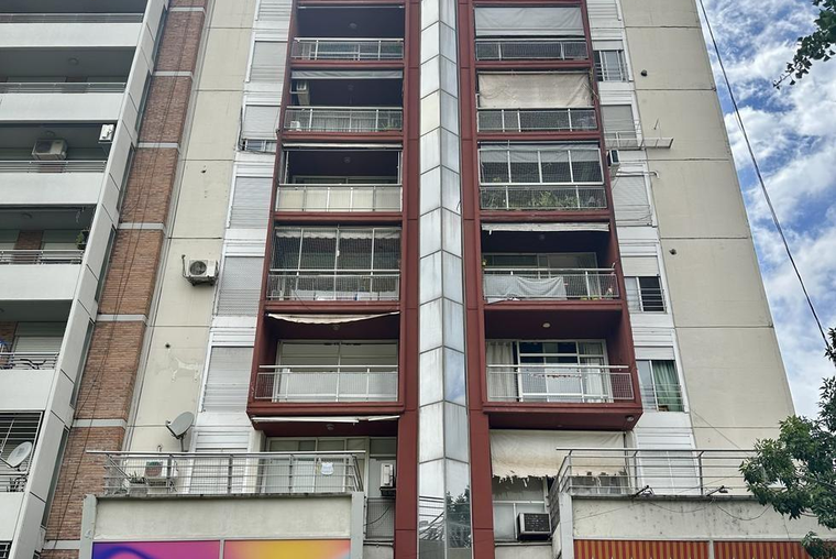 APTO FLIPPING O REVALORIZACION. Semipiso. Externo. Balcón. Vista Plaza. Sarmiento 1900. Oportunidad.