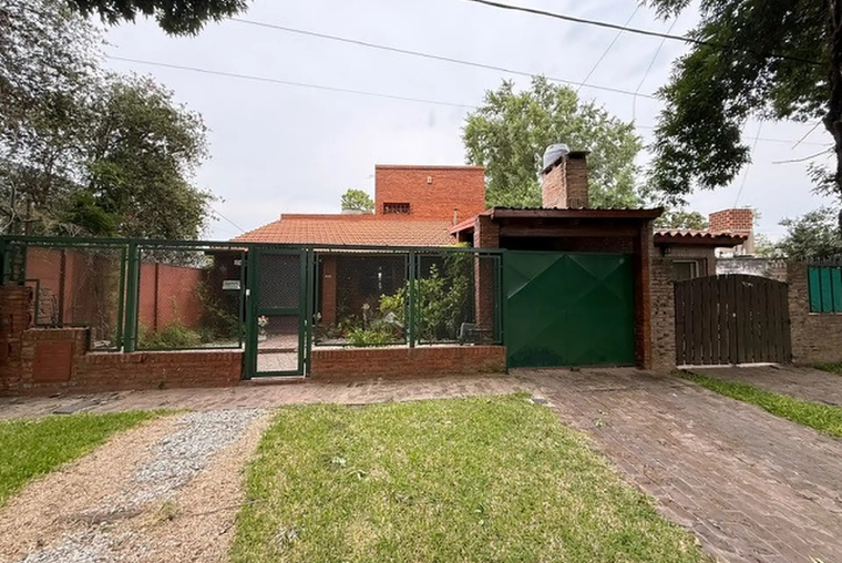 Fisherton. O'Higgins 8800. 2 plantas. Jardín. Cocheras. Piscina. Quincho. Living comedor. Cocina.