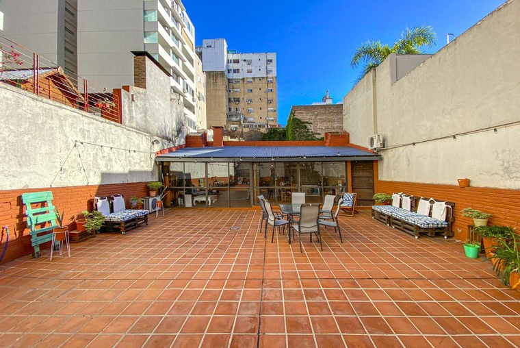 Departamento de 3 dormitorios con mega patio y quincho propio