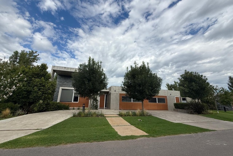 CASA PREMIUM EN KENTUCKY DE 4 DORMITORIOS VENTA PISCINA Y JARDIN FUNES ROSARIO