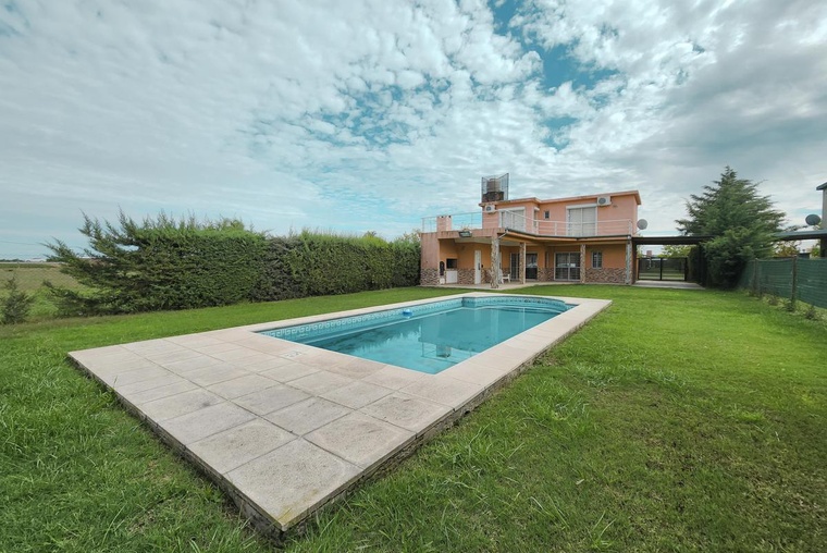 Casa de 2 dormitorios con parrilla, amplio jardín y pileta