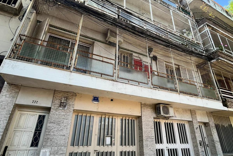 LA PAZ 700. Escalera. 33 m2. Cocina separada. Luminoso. Terraza común.